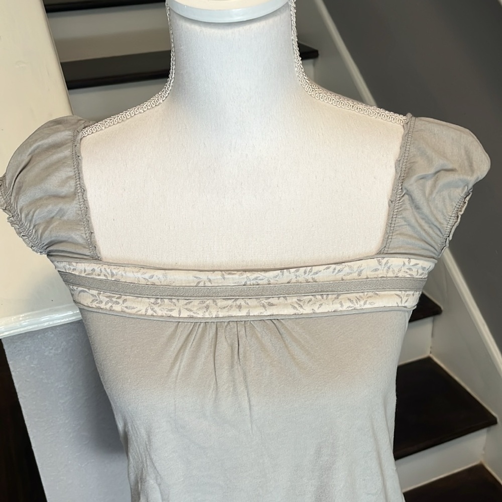 Abercrombie Gray Top with white & Gray front trim. Gathered straps & elastic Lg - Picture 4 of 13